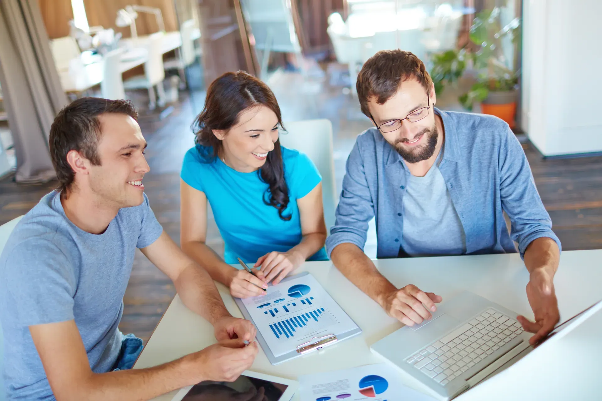 Business-Partner besprechen Projektunterlagen
